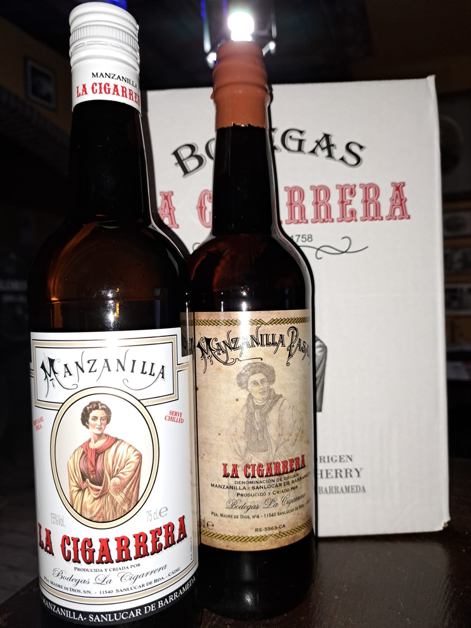 Caja de 6 botellas de 75 cl: 3 de manzanilla y 3 de manzanilla pasada.